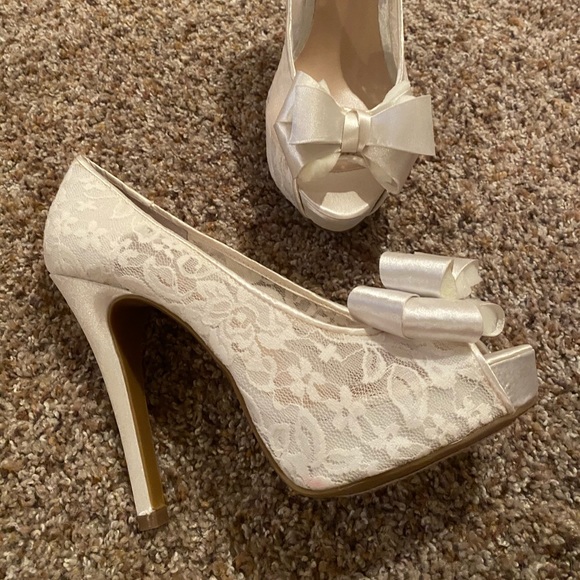 Open toe Lace heels with bows - Picture 3 of 8